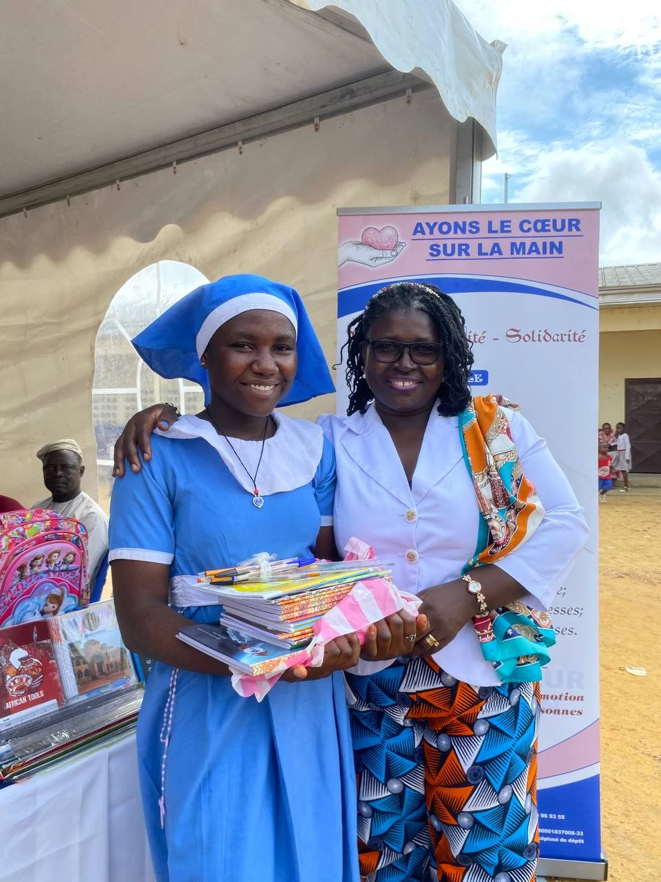 Remise de fournitures scolaires.